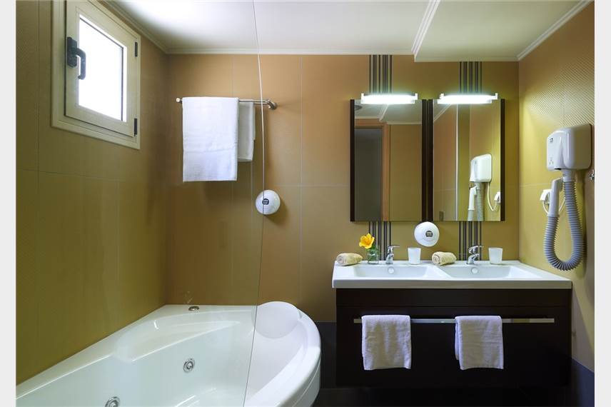  Macaris Suites and SPA