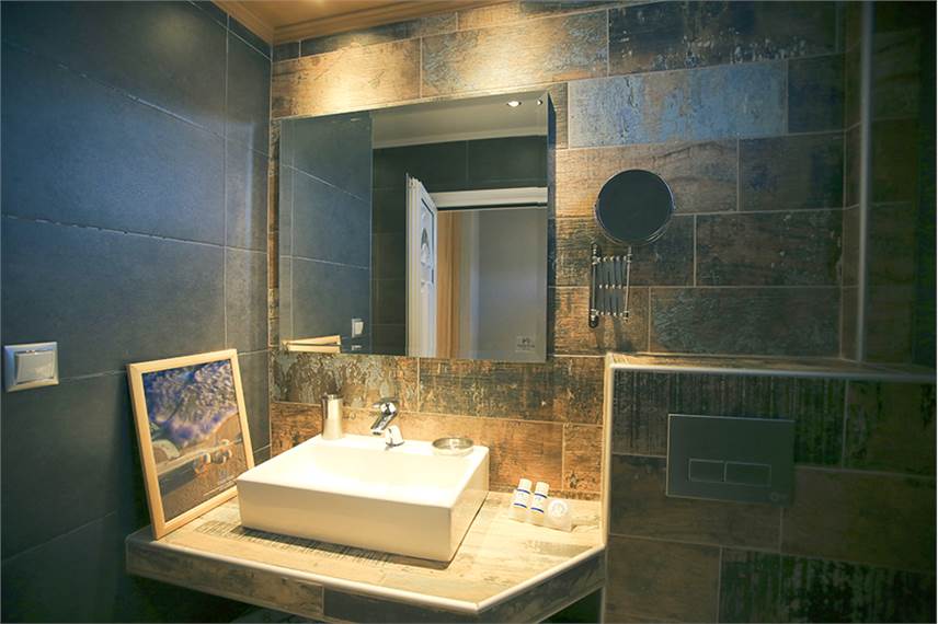  Royal Hotel and Suites