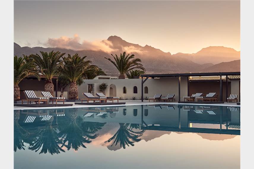 Numo Ierapetra Beach Resort, Curio Collection by Hilton, hlavní bazén Numo Ierapetra Beach Resort, Curio Collection by Hilton