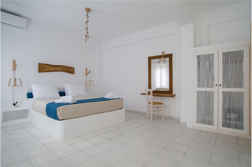  Santorini Crystal Blue Suites