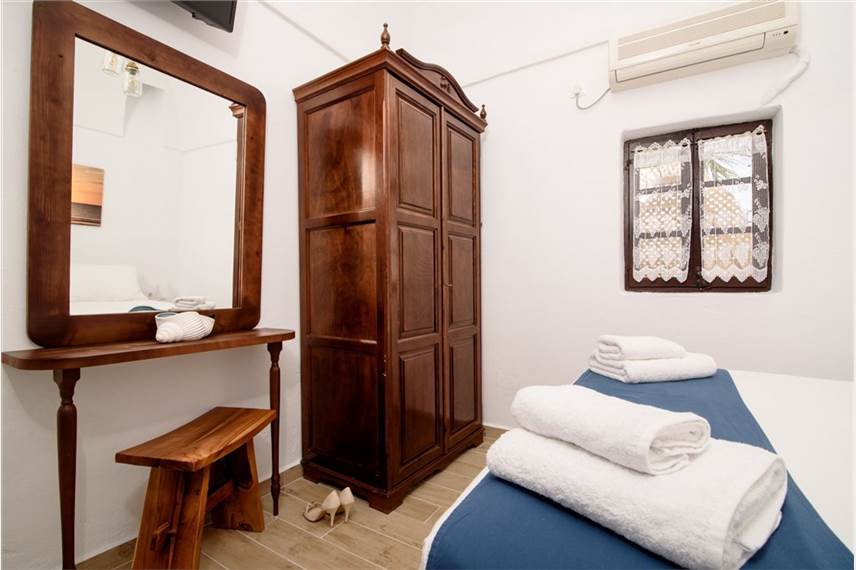  Santorini Crystal Blue Suites