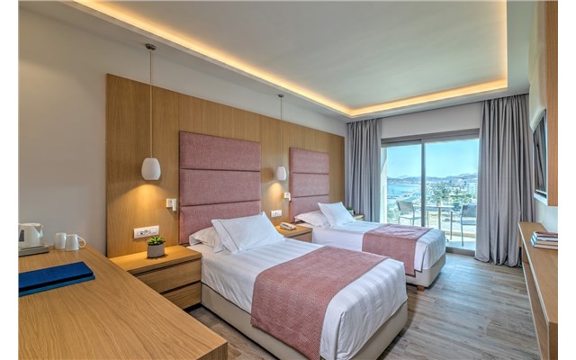  Amada Colossos Resort