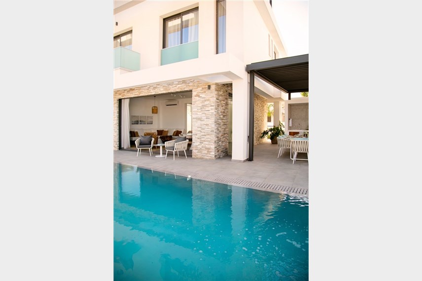  Chris Le Mare Gold Luxury Villa