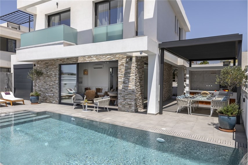  Chris Le Mare Gold Luxury Villa