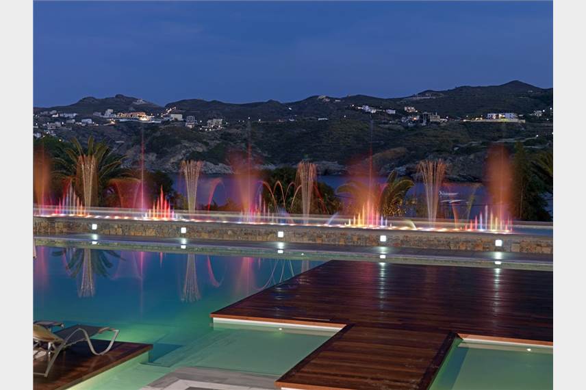 Řecko, Kréta, Agia Pelagia, Hotel Capsis Out of the Blue Crystal Energy, fontána Out of the Blue Capsis Elite Resort / Crystal Energy / Lifestyle collection