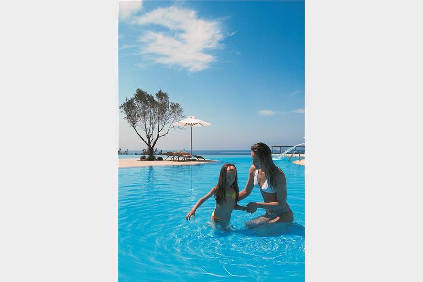 Řecko, Chalkidiki, Nea Moudania, Hotel Oceania Club, bazén Oceania Club
