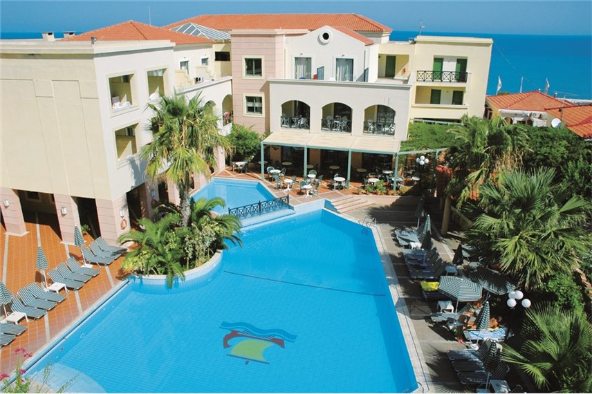 Řecko, Samos, hotel Samaina Inn, bazén v atriu Samaina Inn