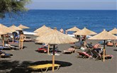 Řecko, Santorini, Kamari, pláž Roussos Beach