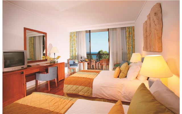 Le Meridien Limassol Spa and Resort Kypr, Limassol, Hotel Le Meridien Limassol  Double Pool and Seaview Room.