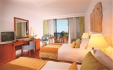 Kypr, Limassol, Hotel Le Meridien Limassol  Double Pool and Seaview Room. Le Meridien Limassol Spa and Resort