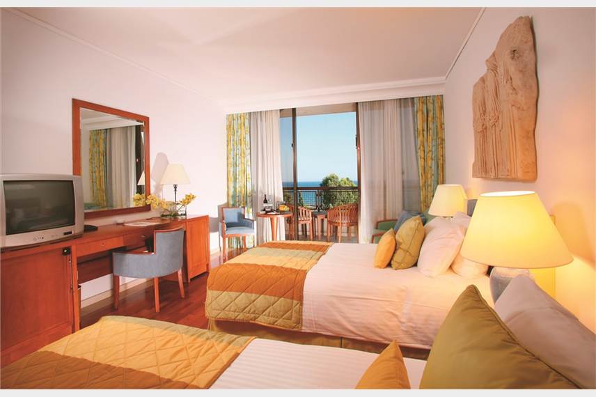 Kypr, Limassol, Hotel Le Meridien Limassol  Double Pool and Seaview Room. Le Meridien Limassol Spa and Resort