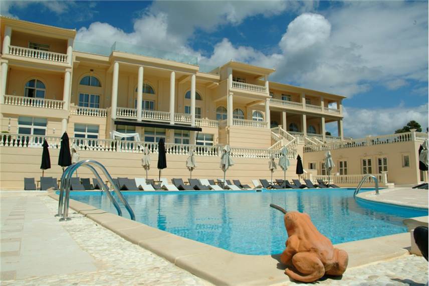  Mabely Grand Hotel