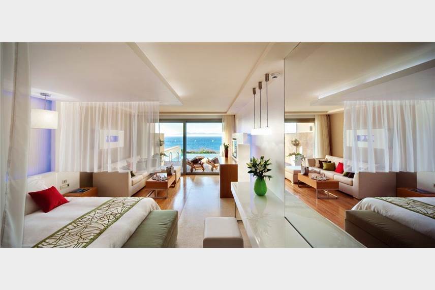  Amathus Beach Elite Suites